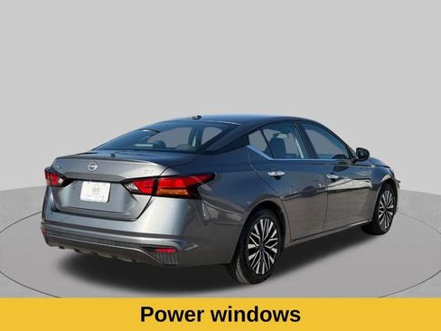 Used 2024 Nissan Altima 2.5 SV FWD image 3