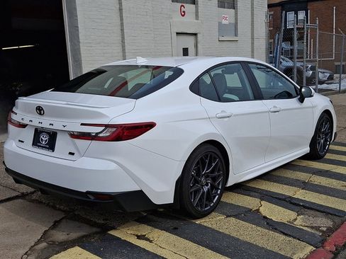 Used 2025 Toyota Camry SE w/ Convenience Package image 6
