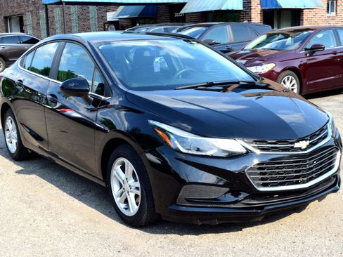 Used 2017 Chevrolet Cruze LT image 4