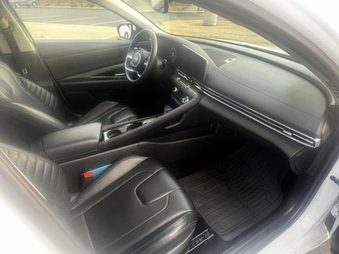 Used 2024 Hyundai Elantra Limited image 8