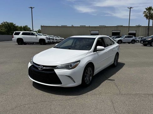 Used 2017 Toyota Camry SE w/ Moonroof Package FWD image 5