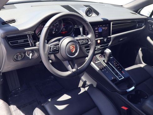 Certified 2025 Porsche Macan AWD/4WD image 4