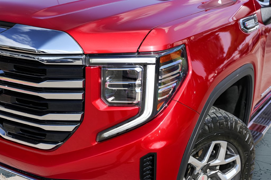 Used 2024 GMC Sierra 1500 SLT AWD/4WD image 3