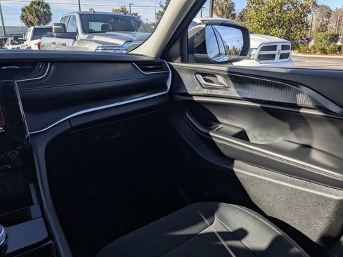 Used 2023 Jeep Grand Cherokee L Laredo image 15