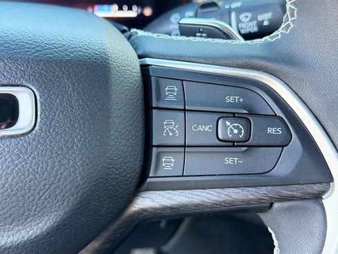 Used 2023 Jeep Grand Cherokee L Limited AWD/4WD image 17