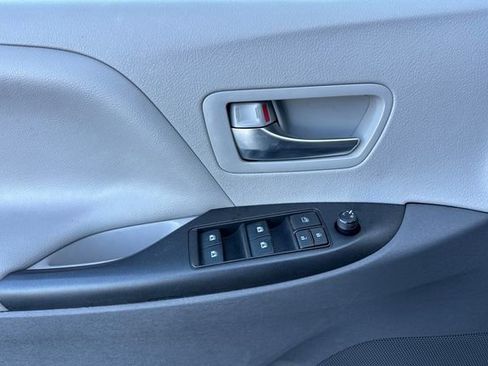 Used 2020 Toyota Sienna LE w/ Carpet Mat Package image 12