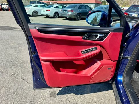 Used 2022 Porsche Macan image 11