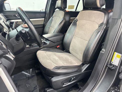 Used 2017 Ford Explorer XLT w/ XLT Technology Feature Bundle image 13