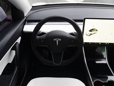 Used 2020 Tesla Model Y Long Range image 11