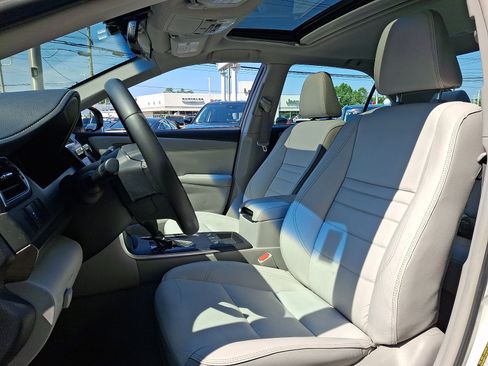 Used 2015 Toyota Camry XLE w/ Moonroof Package FWD image 12