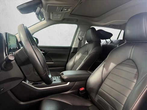 Used 2022 Toyota Highlander XLE FWD image 19