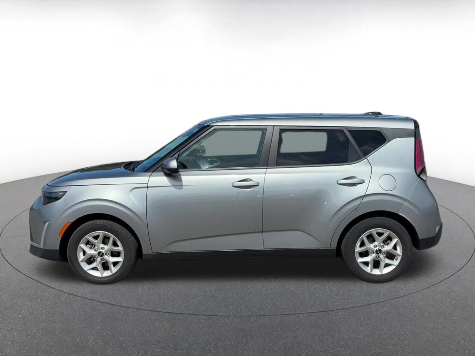 Used 2025 Kia Soul LX w/ LX Technology Package FWD image 8