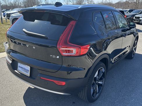 Used 2022 Volvo XC40 T5 Momentum w/ Premium Package image 10