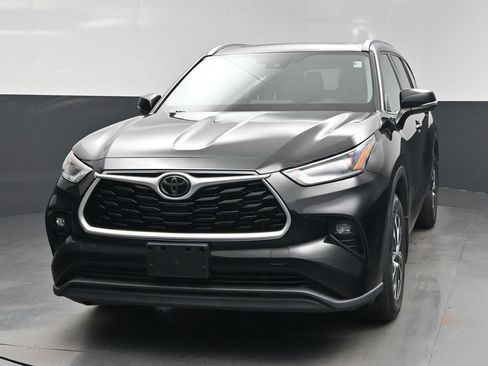Used 2021 Toyota Highlander XLE AWD/4WD image 6