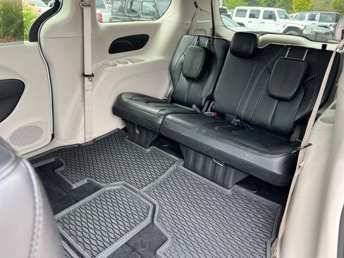 Certified 2024 Chrysler Pacifica Touring-L image 25