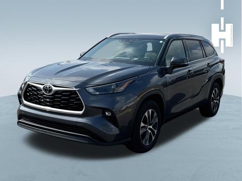 Used 2022 Toyota Highlander XLE FWD image 3