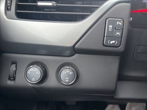 Used 2018 Chevrolet Suburban LT image 18