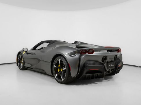 Used 2022 Ferrari SF90 Spider image 4