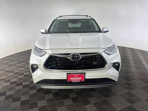 Used 2024 Toyota Highlander Platinum AWD/4WD image 2