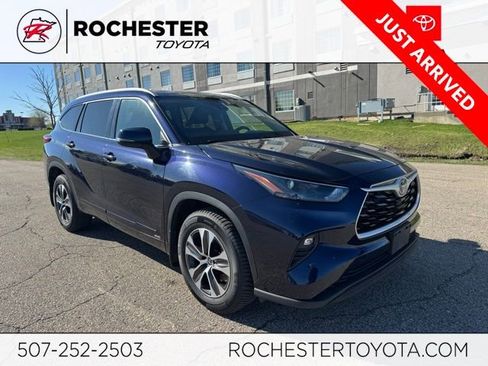 Used 2022 Toyota Highlander XLE AWD/4WD image 1
