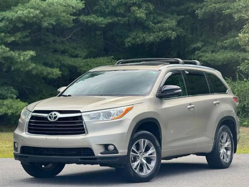 Used 2014 Toyota Highlander XLE AWD/4WD image 1