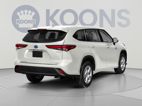 Used 2021 Toyota Highlander XLE AWD/4WD image 2