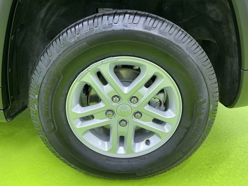 Used 2023 Jeep Grand Cherokee Laredo image 15