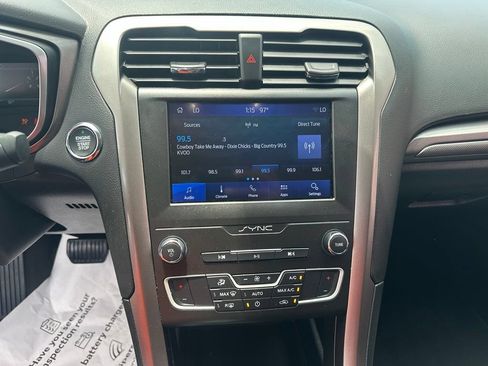 Used 2019 Ford Fusion SE FWD image 17