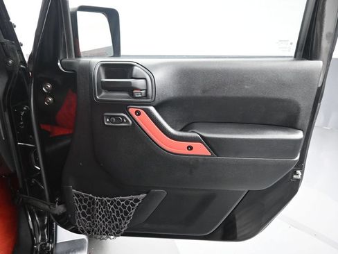 Used 2017 Jeep Wrangler Unlimited Sahara w/ Connectivity Group AWD/4WD image 30