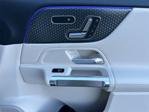 New 2025 Mercedes-Benz GLB 250 4MATIC image 18