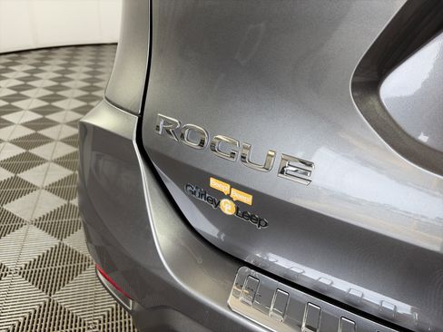 Used 2018 Nissan Rogue S image 16