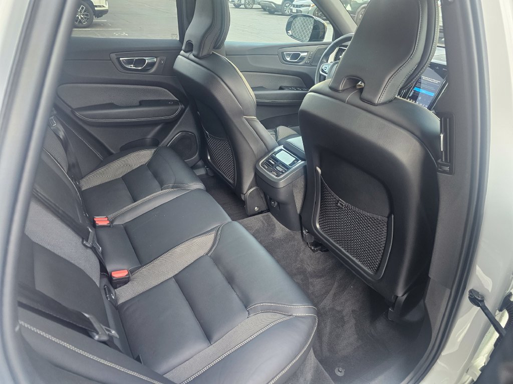Used 2022 Volvo XC60 B6 R-Design AWD/4WD image 30