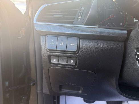 Used 2017 Kia Cadenza Limited image 24