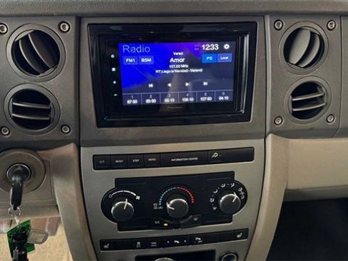 Used 2007 Jeep Commander Sport image 25