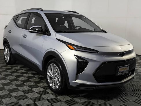 Used 2023 Chevrolet Bolt EUV LT w/ Comfort Package FWD image 11