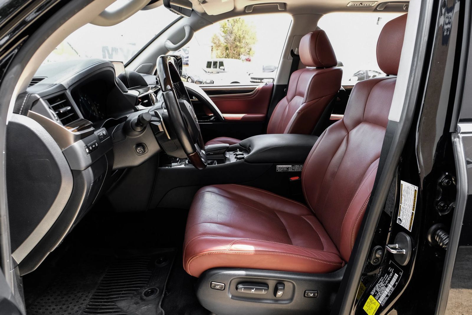 Used 2021 Lexus LX 570 4WD w/ Luxury Package image 3