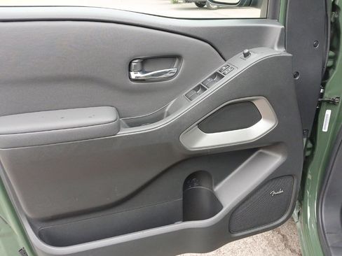 Used 2024 Nissan Frontier SL image 25