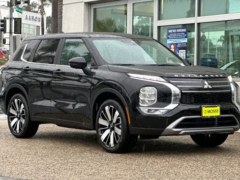 New 2026 Mitsubishi Outlander SE image 2