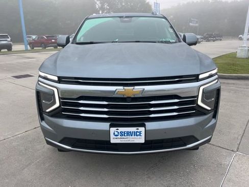 Used 2025 Chevrolet Suburban LT RWD image 12
