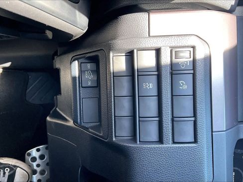 Used 2025 Toyota Tacoma TRD Sport image 32