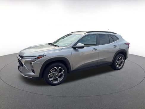 Used 2025 Chevrolet Trax LT FWD image 7
