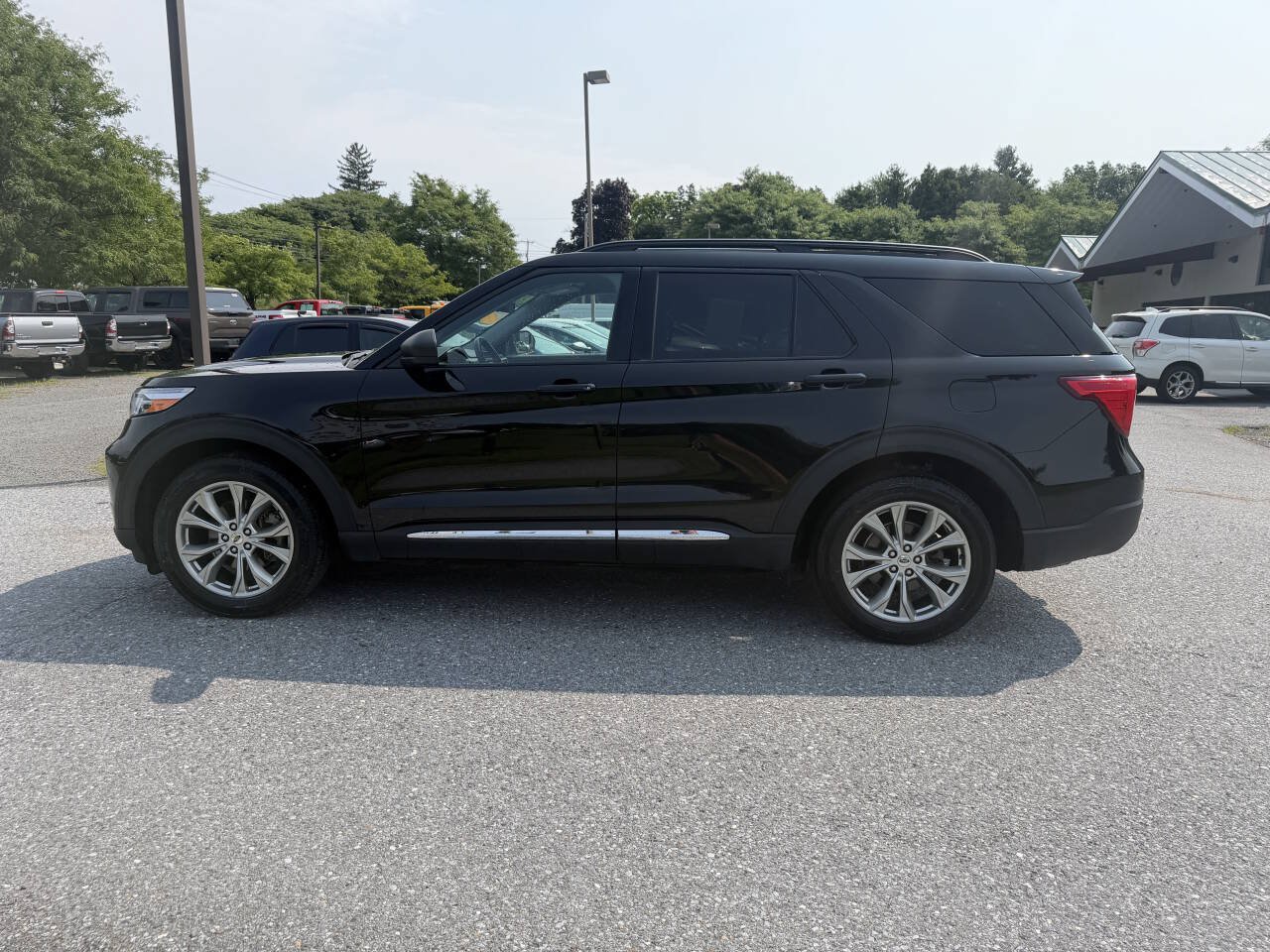 Used 2021 Ford Explorer XLT w/ Equipment Group 202A AWD/4WD image 2