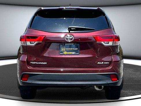 Used 2019 Toyota Highlander XLE AWD/4WD image 5