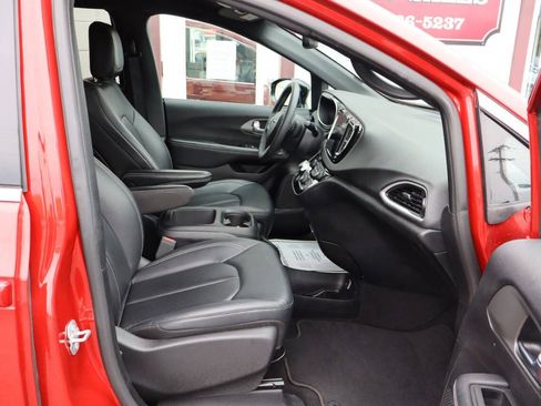 Used 2025 Chrysler Pacifica Select FWD image 8
