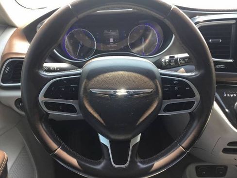 Used 2018 Chrysler Pacifica Touring-L w/ Premium Audio Group FWD image 15