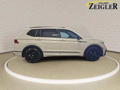 Used 2023 Volkswagen Tiguan SE R-Line AWD/4WD image 4