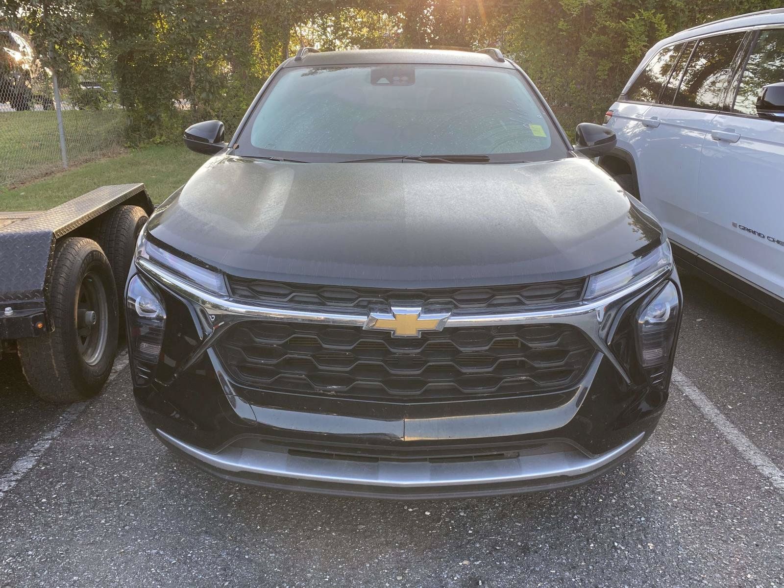 Used 2025 Chevrolet Trax LT FWD image 2