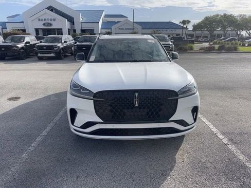 Used 2025 Lincoln Aviator Reserve w/ Luxury Package image 2