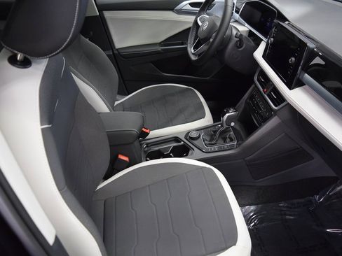 New 2025 Volkswagen Taos SE image 7