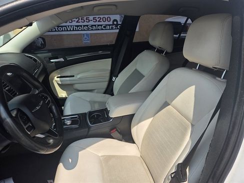 Used 2019 Chrysler 300 Touring w/ Driver Convenience Group RWD image 7